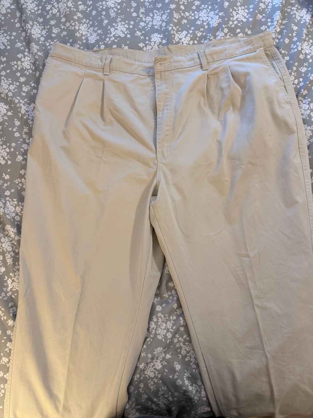 Classic Men's Pleated Chino Pants in Light Khaki